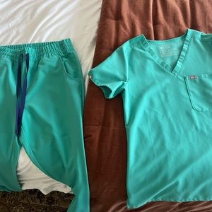 Figs scrubs -Xs top, petite small jogger bottoms